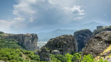 Yunanistan 'daki inanılmaz meteora kaya oluşumlarının ve manastırların zamanaşımı