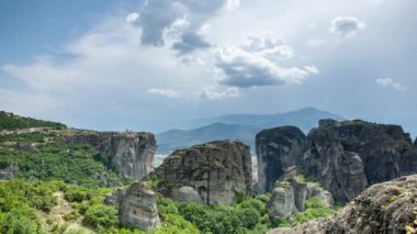 Yunanistan 'daki inanılmaz meteora kaya oluşumlarının ve manastırların zamanaşımı