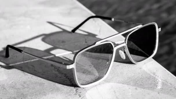 Speglade Solglasögon Sidan Pool — Stockvideo