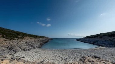 Antiparos 'taki göz kamaştırıcı faneromeni plajı.