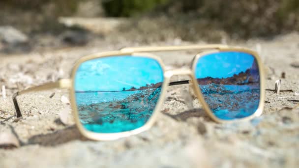 Sahilde Yansıyan Aynalı Güneş Gözlükleri Denizi Yansıtıyor — Stok video