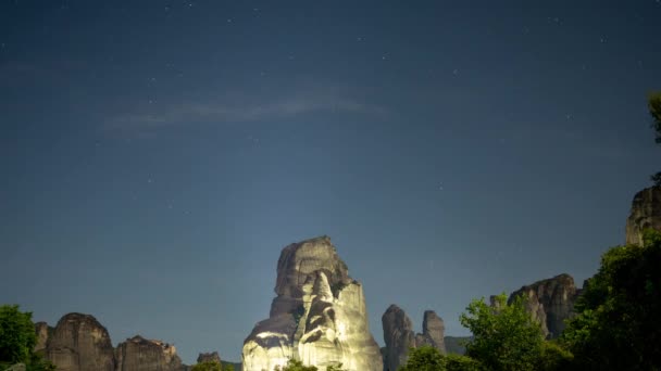 ギリシャの素晴らしい隕石岩の形成と修道院の夜のタイムラプス — ストック動画