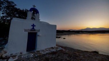 Gündoğumunda Naxos Greek 'te Alyko plajının yanındaki Yunan şapeli