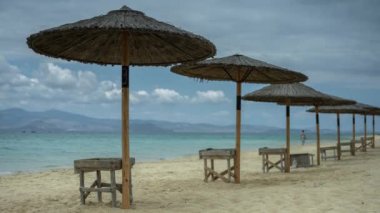 Naxos Adası 'nda güneş şemsiyeli büyüleyici maragka plajlarının zamanı.