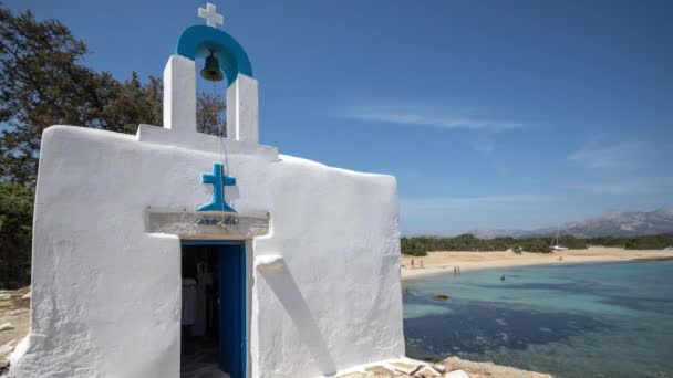 Ελληνικό Εκκλησάκι Δίπλα Στην Παραλία Του Αλυκού Στην Ελλάδα — Αρχείο Βίντεο