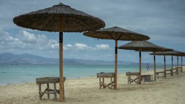 Timelapse Deslumbrante Praia Maragkas Naxos Ilha Grécia Com Guarda Sóis — Vídeo de Stock