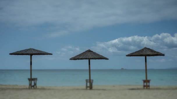 拿着遮阳伞在希腊纳科索斯岛令人叹为观止的马拉加斯海滩消磨时光 — 图库视频影像