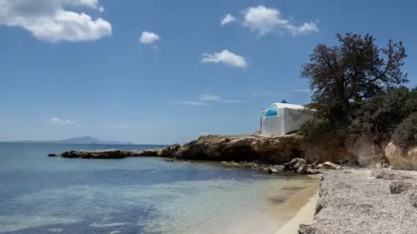 ギリシャ礼拝堂NaxosギリシャのAlykoビーチの横にある — ストック動画
