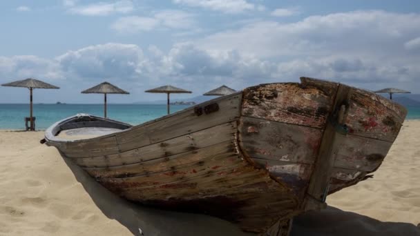 用太阳伞和旧木船在希腊纳科索斯岛惊人的马拉加斯海滩消磨时光 — 图库视频影像