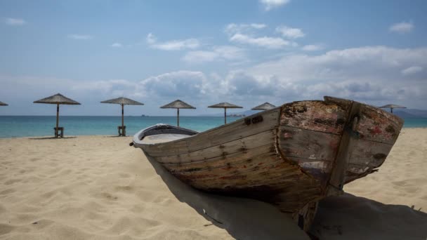 太陽の傘と古い木製のボートとナクソス島のギリシャの見事なマラッカビーチのタイムラプス — ストック動画