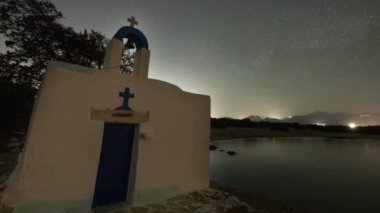 Geceleri Naxos Greece 'de Alyko plajının yanındaki Yunan şapeli