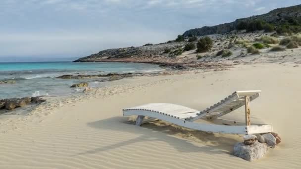 Oszałamiająca Plaża Simos Wyspie Elafonisos Greckiej Drewnianym Leżakiem — Wideo stockowe