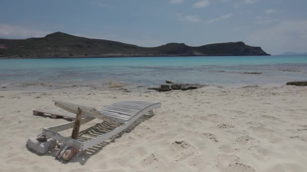 Потрясающий Пляж Саймос Греции Острова Элафонисос Деревянным Шезлонгом — стоковое видео