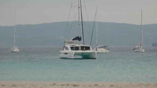 船とヨットはギリシャのエラフォニソス島のシモスビーチから係留されました — ストック動画
