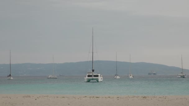 Barcos Yates Amarrados Frente Playa Simos Isla Griega Elafonisos — Vídeos de Stock