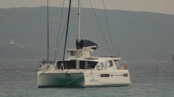 Barcos Yates Amarrados Frente Playa Simos Isla Griega Elafonisos — Vídeo de stock