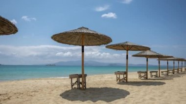 Naxos Adası 'nda güneş şemsiyeli büyüleyici maragka plajlarının zamanı.