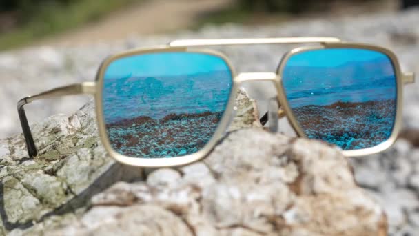 Lustrzane Okulary Przeciwsłoneczne Plaży Odzwierciedlające Morze — Wideo stockowe