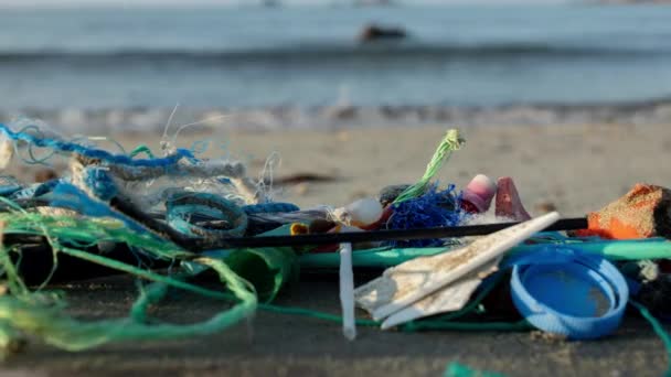 Uma Praia Grécia Coberta Lixo Lixo — Vídeo de Stock