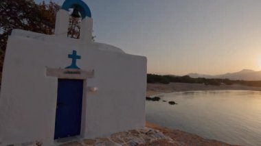 Gündoğumunda Naxos Greek 'te Alyko plajının yanındaki Yunan şapeli