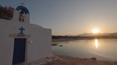 Gündoğumunda Naxos Greek 'te Alyko plajının yanındaki Yunan şapeli