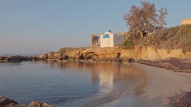 Gündoğumunda Naxos Greek 'te Alyko plajının yanındaki Yunan şapeli
