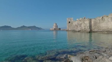 Yunanistan 'daki Methoni Şatosu' nun mavi berrak denizli viskisinin zamanı.