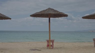 Naxos Adası 'nda güneş şemsiyeli büyüleyici maragka plajlarının zamanı.