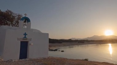 Gündoğumunda Naxos Greek 'te Alyko plajının yanındaki Yunan şapeli