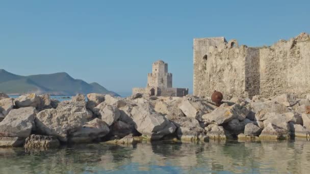 在蓝色清澈大海的希腊美沙尼城堡里 波茨基的时代已经过去了 — 图库视频影像