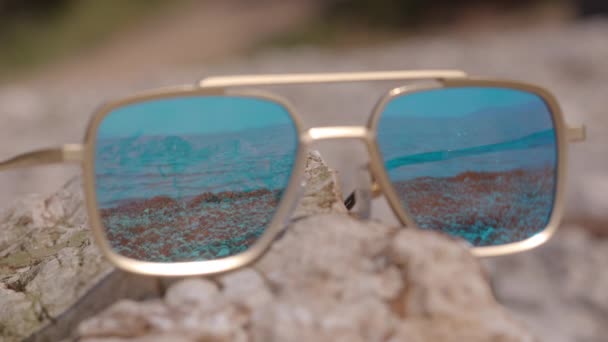 Дзеркальні Сонцезахисні Окуляри Пляжі Відображають Море — стокове відео