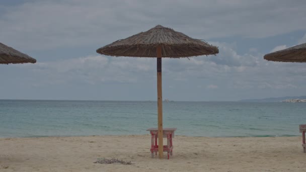 太陽の傘とナクソス島のギリシャの見事なマラッカビーチのタイムラプス — ストック動画