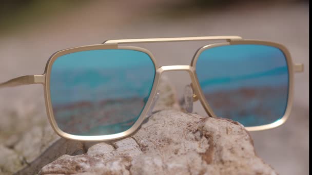 Gafas Sol Espejadas Una Playa Que Refleja Mar — Vídeo de stock