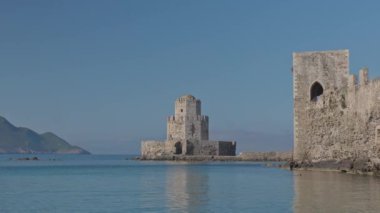 Yunanistan 'daki Methoni Şatosu' nun mavi berrak denizli viskisinin zamanı.