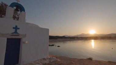 Gündoğumunda Naxos Greek 'te Alyko plajının yanındaki Yunan şapeli