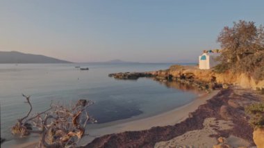 Gündoğumunda Naxos Greek 'te Alyko plajının yanındaki Yunan şapeli