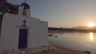 Gündoğumunda Naxos Greek 'te Alyko plajının yanındaki Yunan şapeli