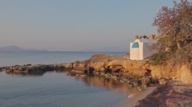 Gündoğumunda Naxos Greek 'te Alyko plajının yanındaki Yunan şapeli