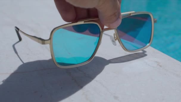 Aynalı Güneş Gözlükleri Bir Yüzme Havuzunun Kenarına Konuyor — Stok video