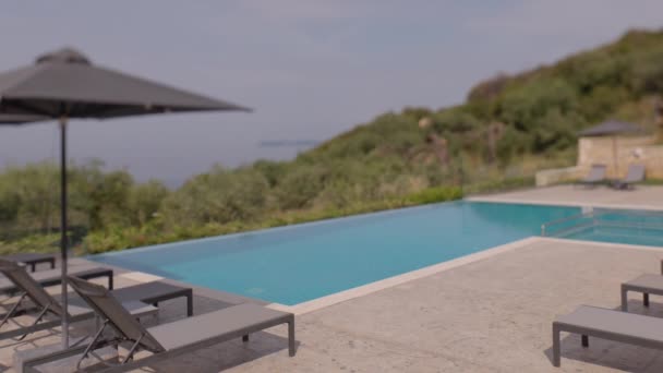 Leeg Luxe Zwembad Met Uitzicht Zee — Stockvideo