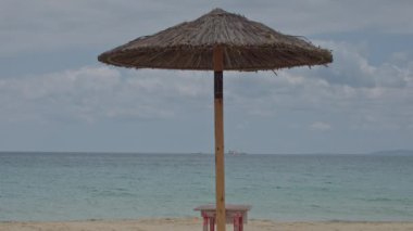 Naxos Adası 'nda güneş şemsiyeli büyüleyici maragka plajlarının zamanı.