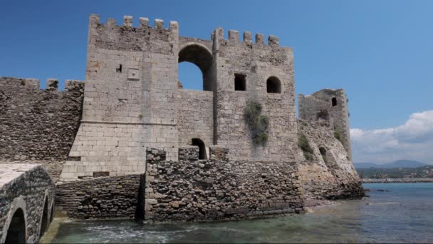 在蓝色清澈大海的希腊美沙尼城堡里 波茨基的时代已经过去了 — 图库视频影像