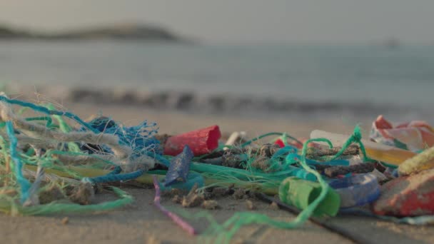 被垃圾和垃圾覆盖的希腊海滩 — 图库视频影像