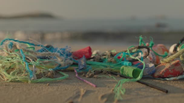 被垃圾和垃圾覆盖的希腊海滩 — 图库视频影像