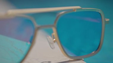 Yüzme havuzunun kenarında aynalı güneş gözlüğü.