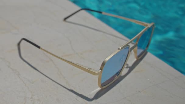 游泳池边的镜像太阳镜 — 图库视频影像