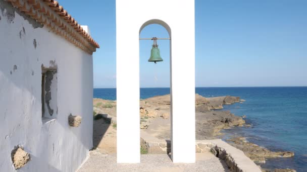 Zakyntos希腊海滩上的Agios Nikolaos教堂 — 图库视频影像