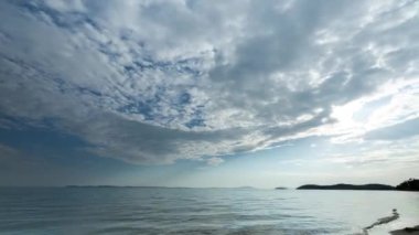 Güzel bir sahil ve sahil manzarası.