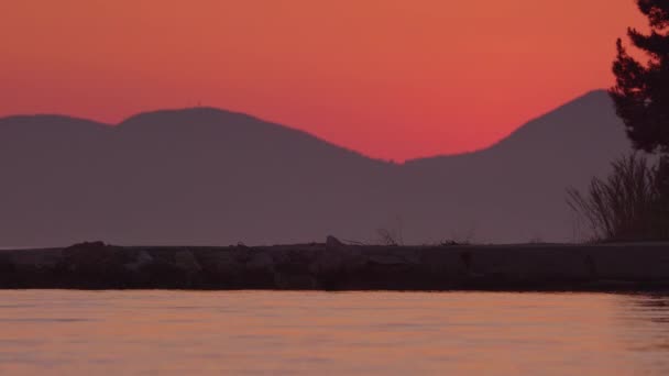 日落时美丽的海滩和海岸上的希腊照片 — 图库视频影像