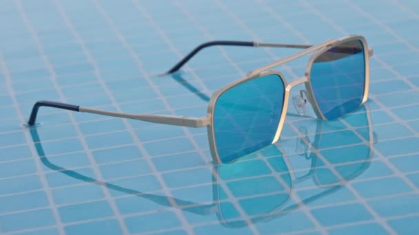 Speglade Solglasögon Sidan Pool — Stockvideo